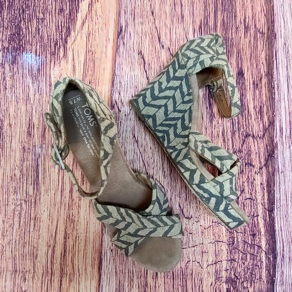 Tom's size 7.5 women's wedges